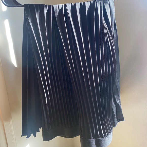 Black pleated maxi skirt - Picture 2 of 3